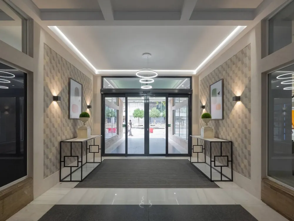 Vestíbulo de entrada del Edificio Fórum, amplio y luminoso, con puertas de cristal automáticas a la calle